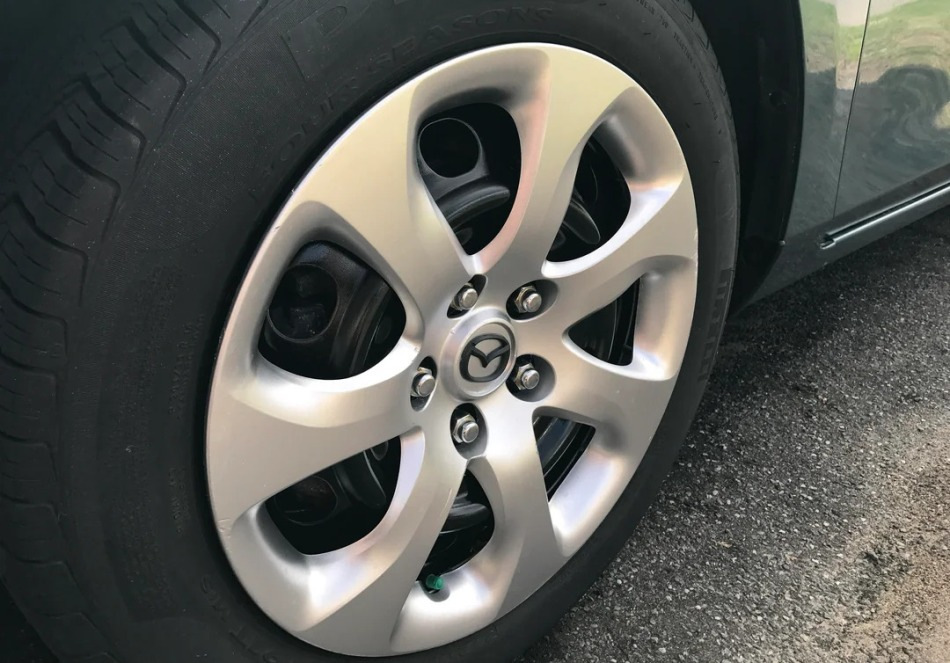 Perché hai bisogno di tappi sulle ruote delle auto?
