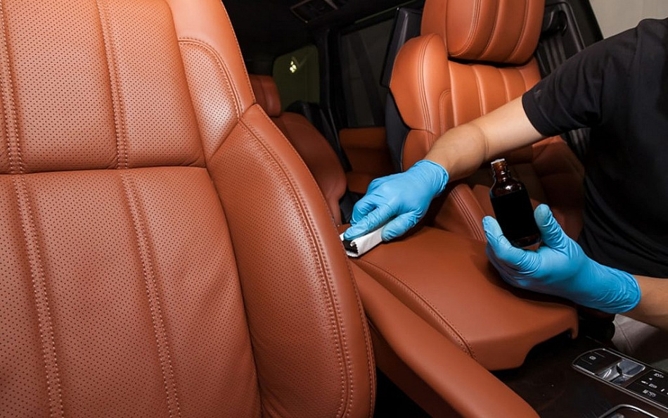Cosa fare se la pelle dell’interno dell’auto è screpolata?
