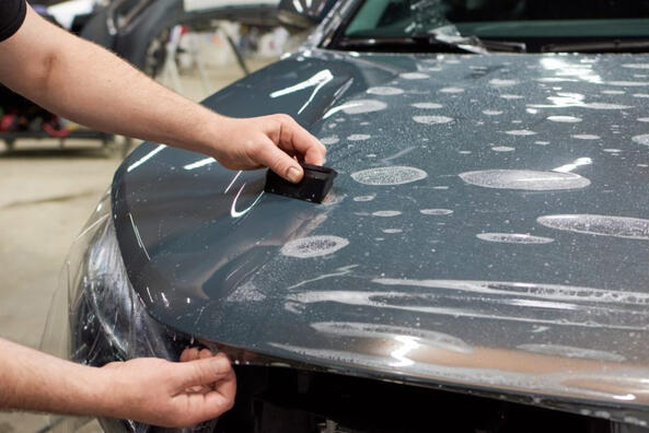 Vinile o poliuretano: quale è meglio per un’auto?