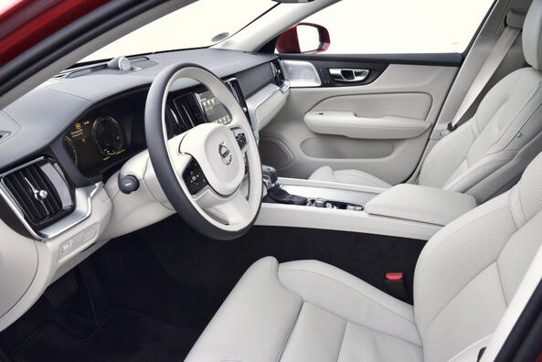 Revisione della station wagon Volvo V60 Cross Country di seconda generazione Foto 5