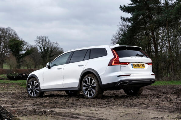 Revisione della station wagon Volvo V60 Cross Country di seconda generazione Foto 2