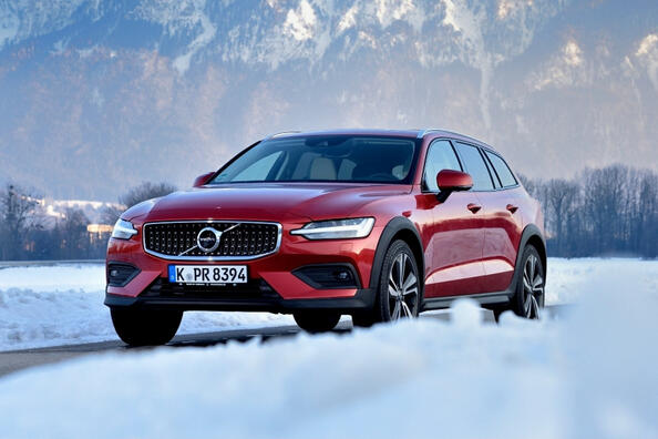 Revisione della station wagon Volvo V60 Cross Country di seconda generazione Foto 3
