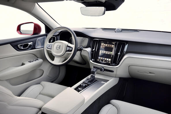 Revisione della station wagon Volvo V60 Cross Country di seconda generazione Foto 6