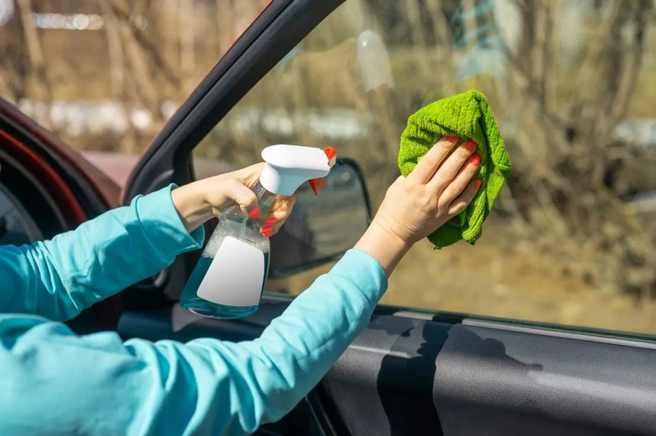 Come prendersi cura dei vetri dell’auto: pulizia e protezione dai danni