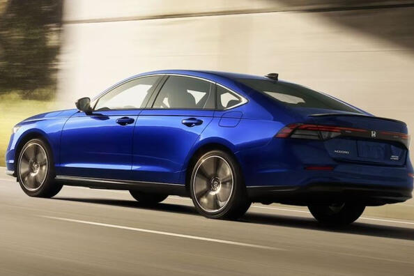 Revisione della berlina Honda Accord di undicesima generazione Foto 2