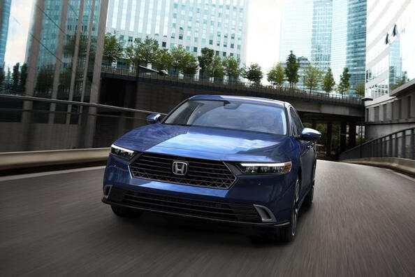 Revisione della berlina Honda Accord di undicesima generazione Foto 1