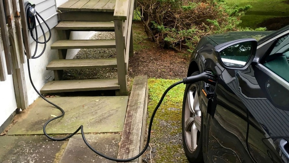 Come utilizzare un’auto elettrica per alimentare la casa: vantaggi e possibilità