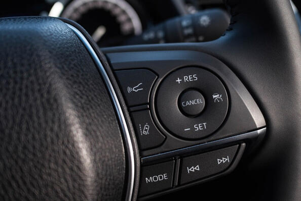 Pro e contro del cruise control in un’auto