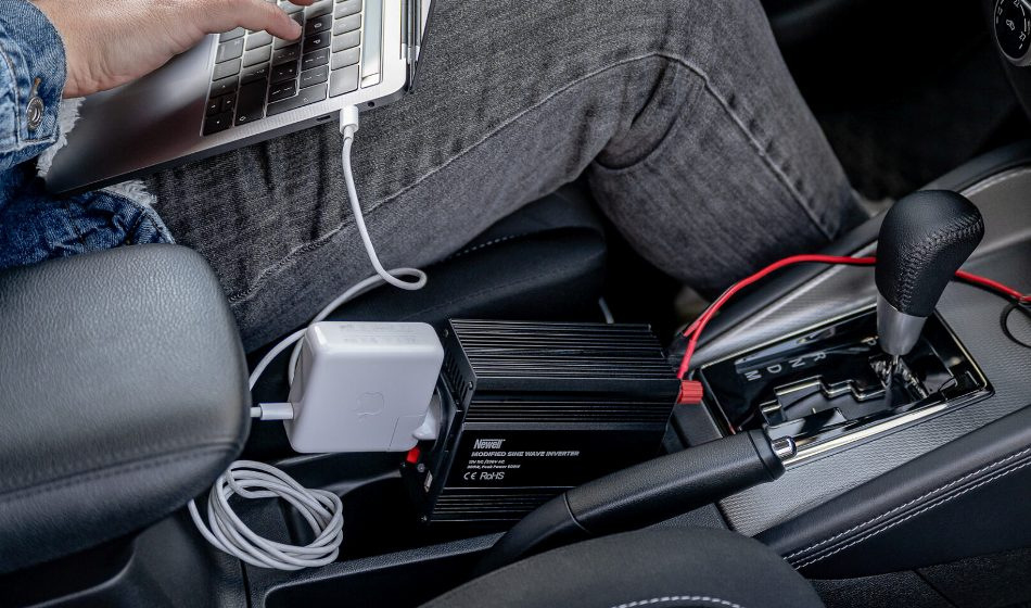 Come ottenere 220 volt in un’auto?