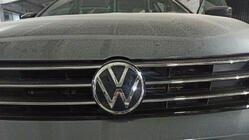 Volkswagen Jetta 2011-2018 Emblema anteriore foto 2