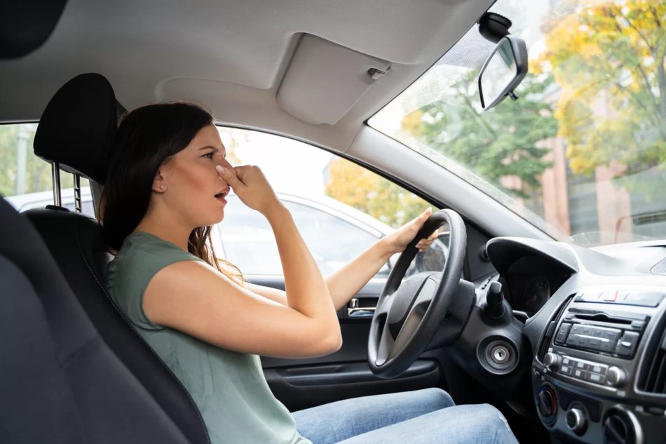 Cosa fare se c’è un odore sgradevole nell’auto?
