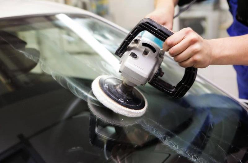 Perché è necessario lucidare il parabrezza dell’auto?