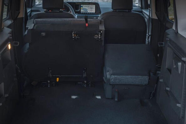 Recensione del Ford Tourneo Courier 2023 di seconda generazione Foto 6