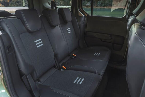 Recensione del Ford Tourneo Courier 2023 di seconda generazione Foto 5