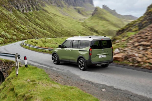 Recensione del Ford Tourneo Courier 2023 di seconda generazione Foto 2