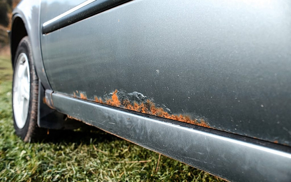 Come rimuovere la ruggine dalla carrozzeria di un’auto con le tue mani?