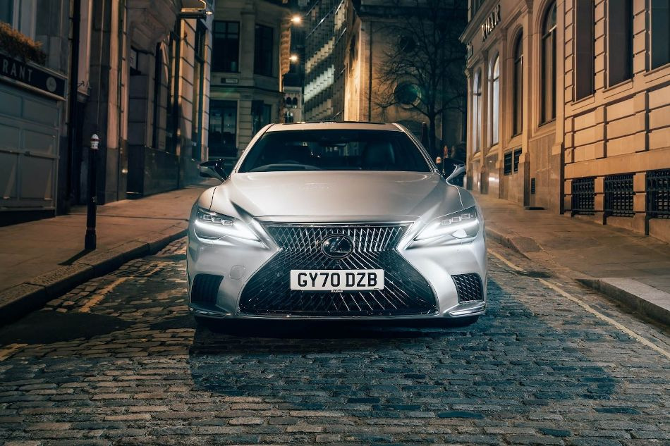 Panoramica del restyling della Lexus LS di quinta generazione