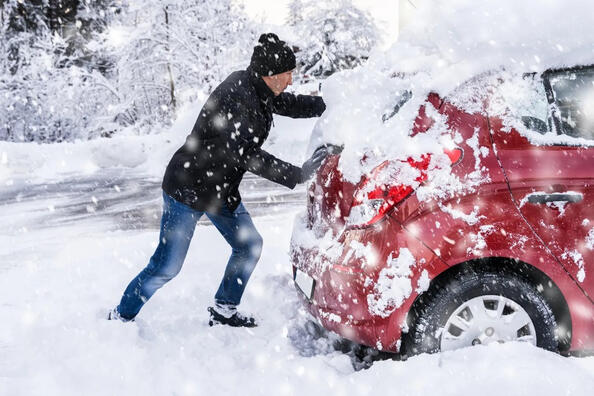 Come tirare fuori un’auto da un cumulo di neve?