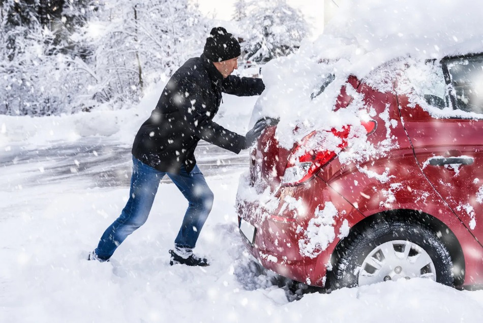 Come tirare fuori un’auto da un cumulo di neve?