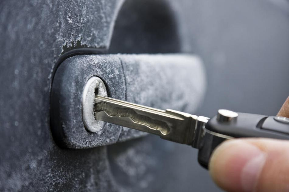 Come riscaldare rapidamente una serratura congelata in un’auto?