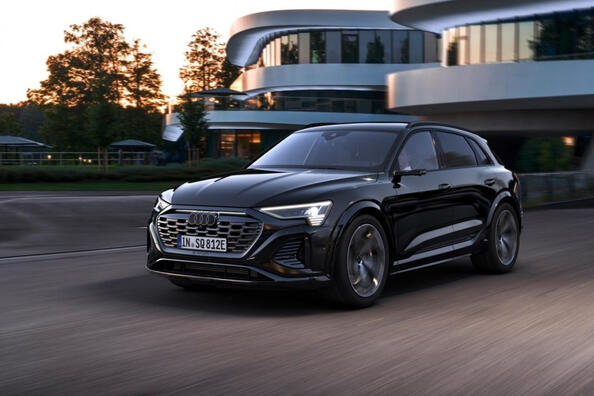 Recensione del crossover sportivo elettrico Audi SQ8 e-tron Foto 2
