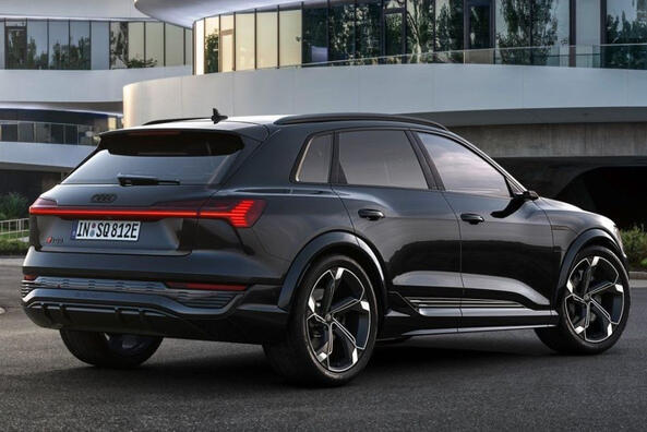 Recensione del crossover sportivo elettrico Audi SQ8 e-tron Foto 4
