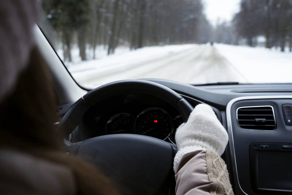 Come proteggere l’interno dell’auto dallo sporco e dall’umidità in inverno?