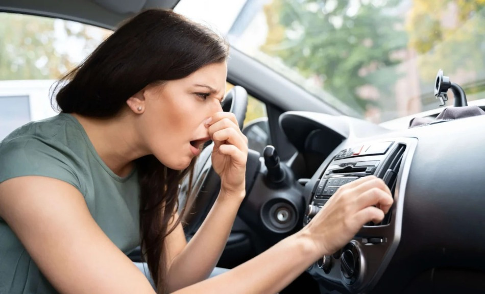 Come eliminare un odore sgradevole dai condotti dell’aria in un’auto?