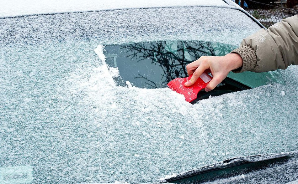 Cosa fare se il vetro dell’auto è ghiacciato?