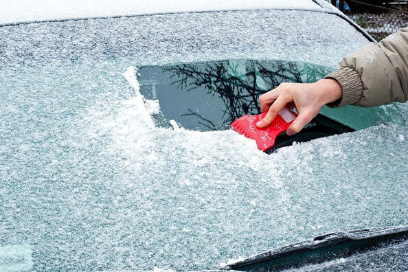 Cosa fare se il vetro dell’auto è ghiacciato?