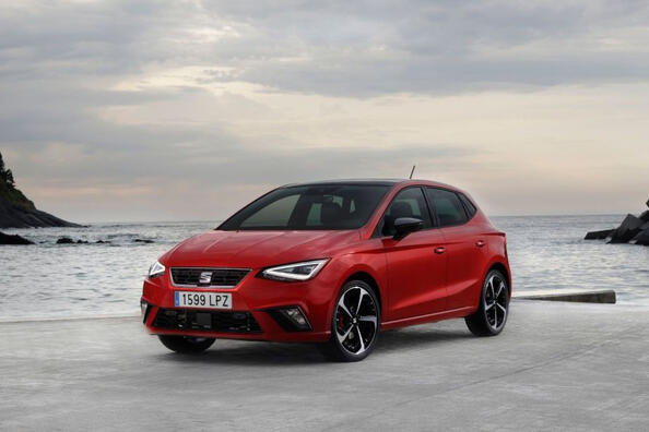 Panoramica della SEAT Ibiza aggiornata: berlina luminosa e moderna