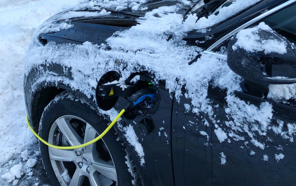 Come utilizzare correttamente un’auto elettrica in inverno: consigli per una guida comoda ed economica