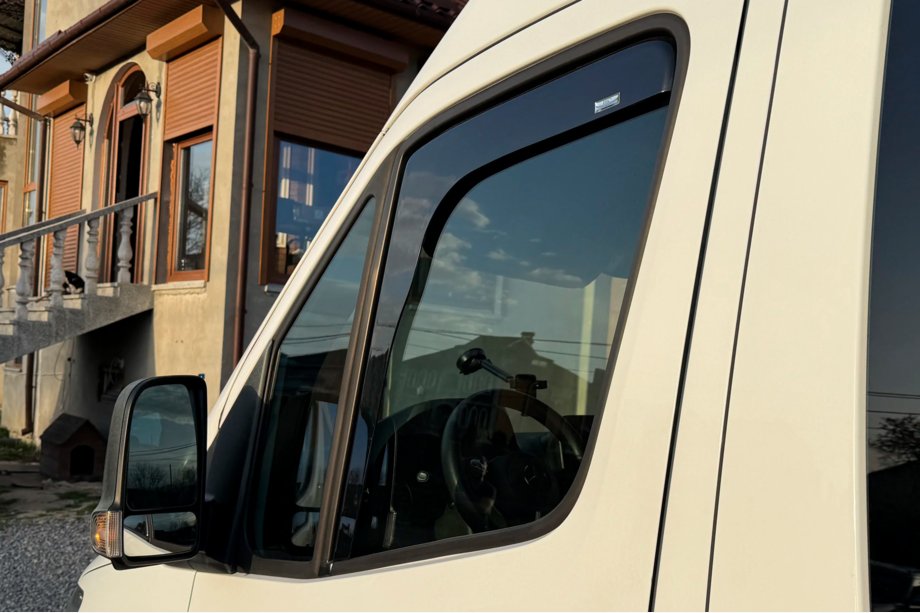 Mercedes Sprinter W907/W910 2018- Deflettori finestrini ad incastro (2 pz, HIC) Foto 3