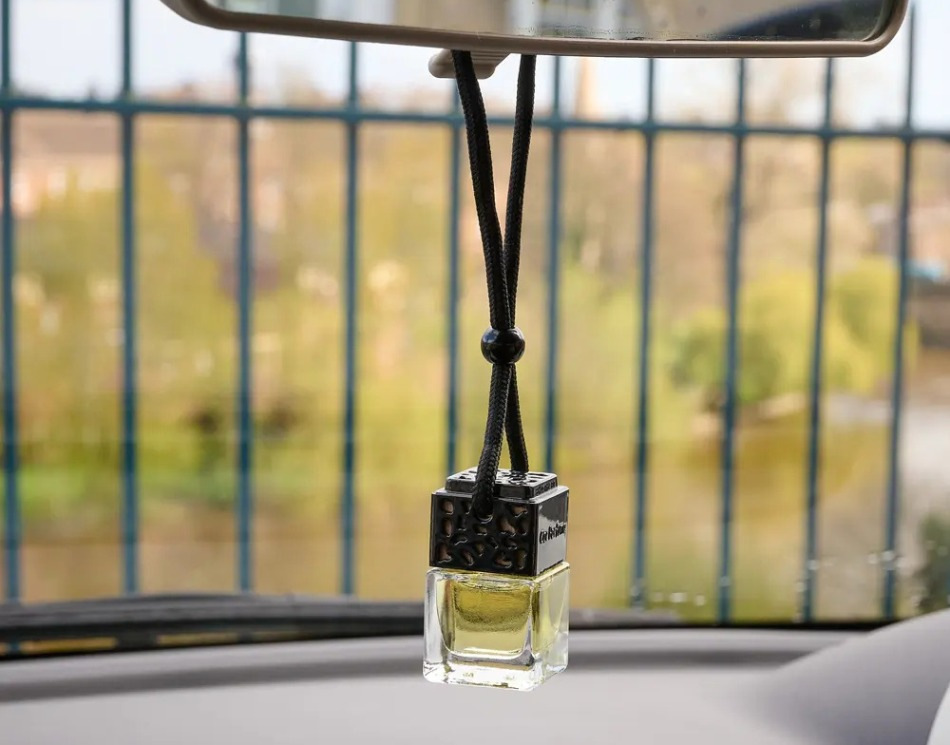 Come scegliere una fragranza per interni auto che non ti irriti?