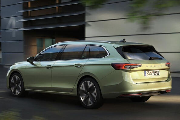 Skoda Superb Combi 2024: una revisione della station wagon di classe business Foto 4