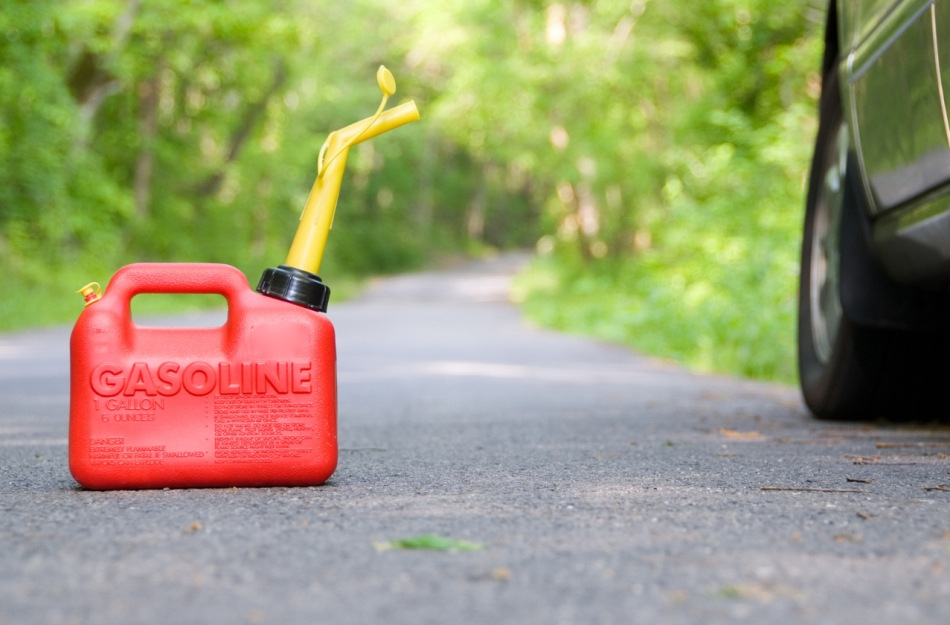 È possibile conservare la benzina in una tanica di plastica?