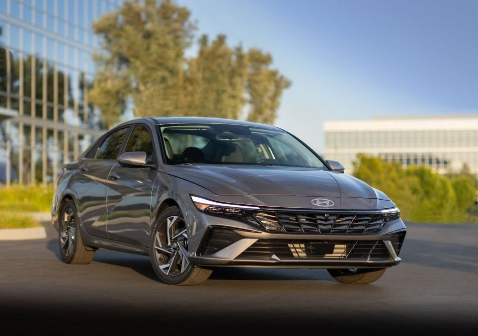 Recensione Hyundai Elantra 2023: restyling della berlina