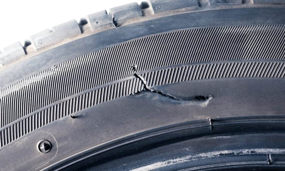 Cosa fare con il taglio laterale di uno pneumatico per auto?