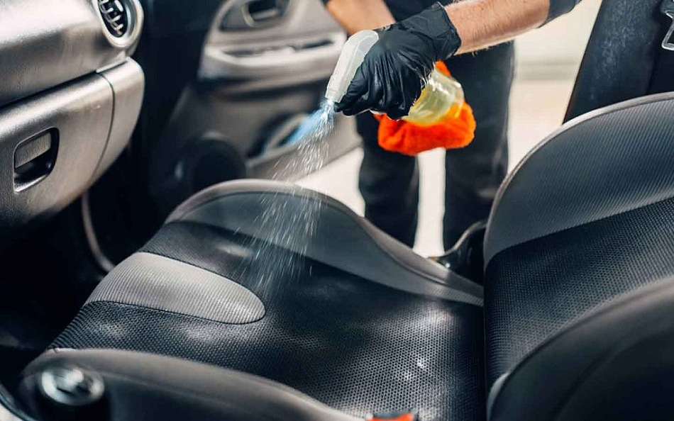 Come pulire i rivestimenti in tessuto degli interni di un’auto?