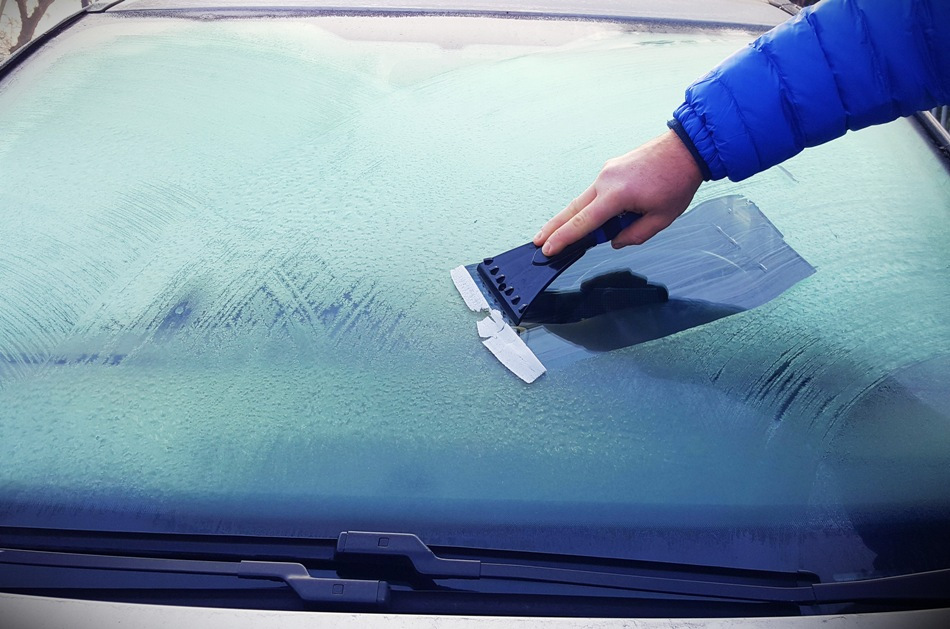 Come pulire i finestrini dell’auto dal ghiaccio: metodi efficaci e consigli