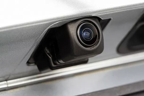 Come installare una telecamera posteriore su un’auto: istruzioni passo dopo passo
