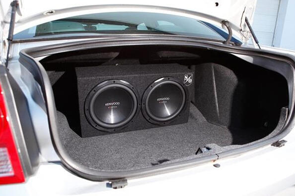 Come scegliere un buon subwoofer per la tua auto: consigli per gli amanti della musica