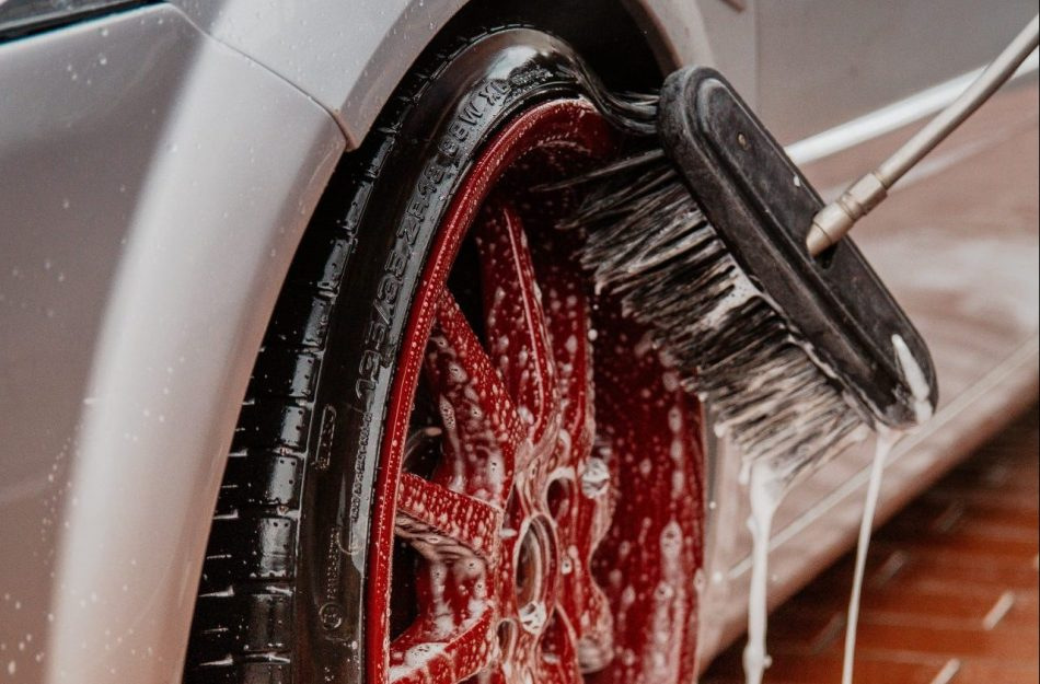Errori comuni nella cura delle ruote dell’auto: come non rovinarne l’aspetto