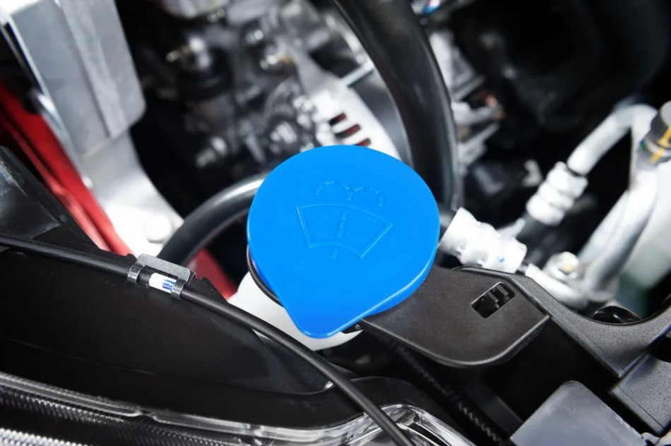 Acqua invece di lavare l’auto: perché è una cattiva idea per la tua auto?