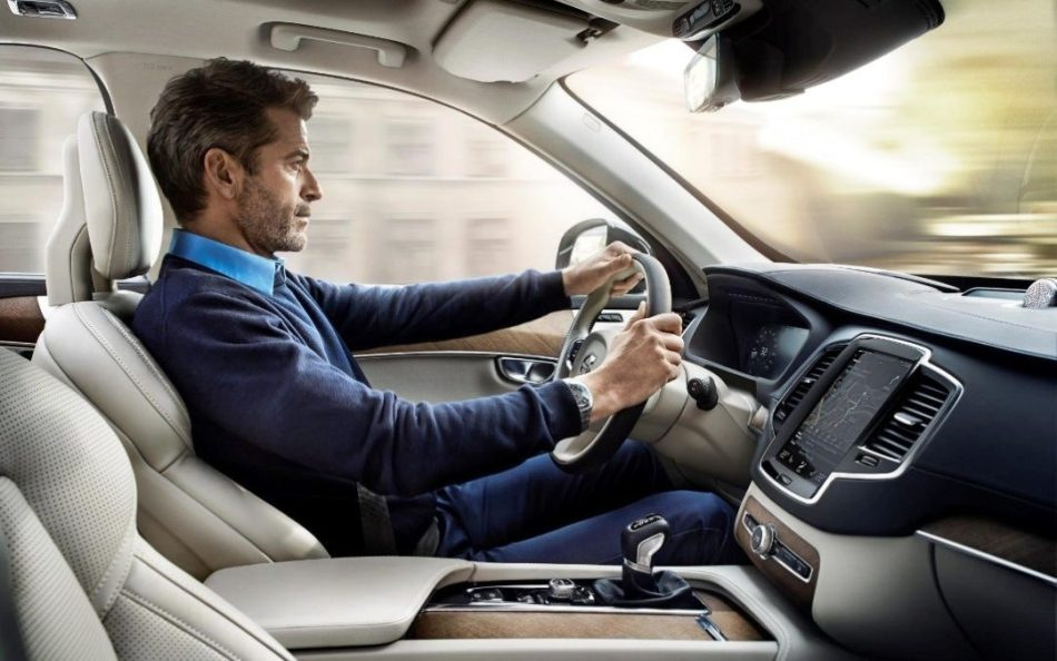 Il segreto per una guida confortevole: come sedersi correttamente al volante?