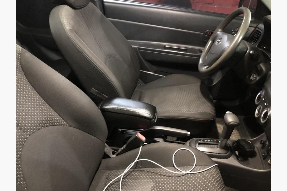 Hyundai Accent 2006-2010 Bracciolo con Portabicchieri Foto 1