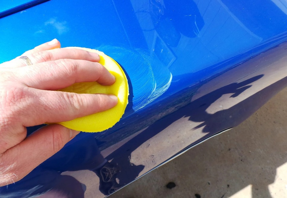 Posso applicare la cera normale su un’auto bagnata?