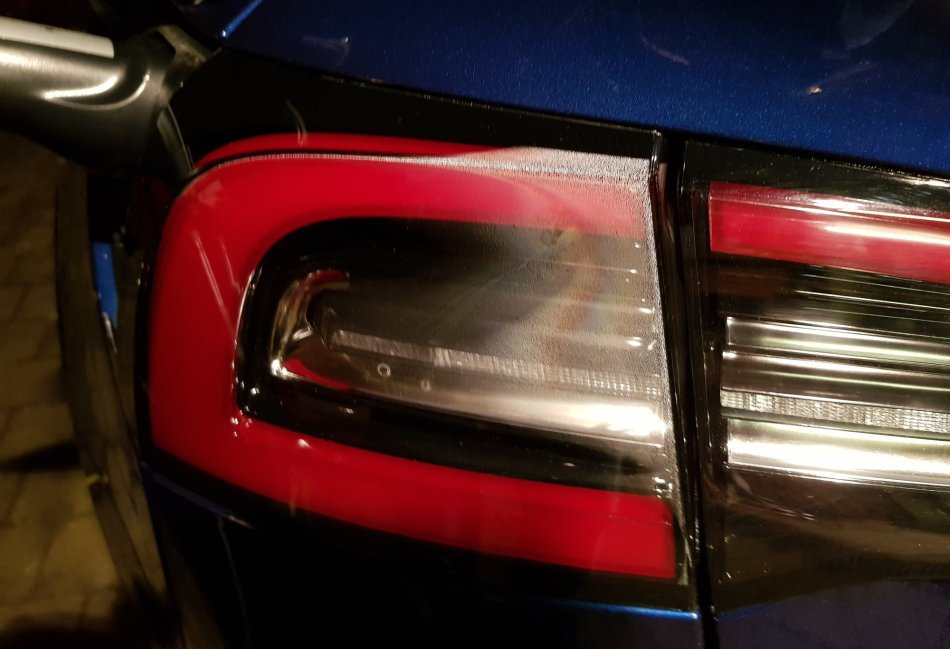 Devo lucidare i fanali posteriori della mia auto?