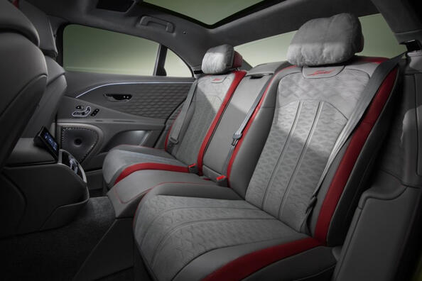 Recensione della berlina di lusso Bentley Flying Spur del 2025 Foto 6