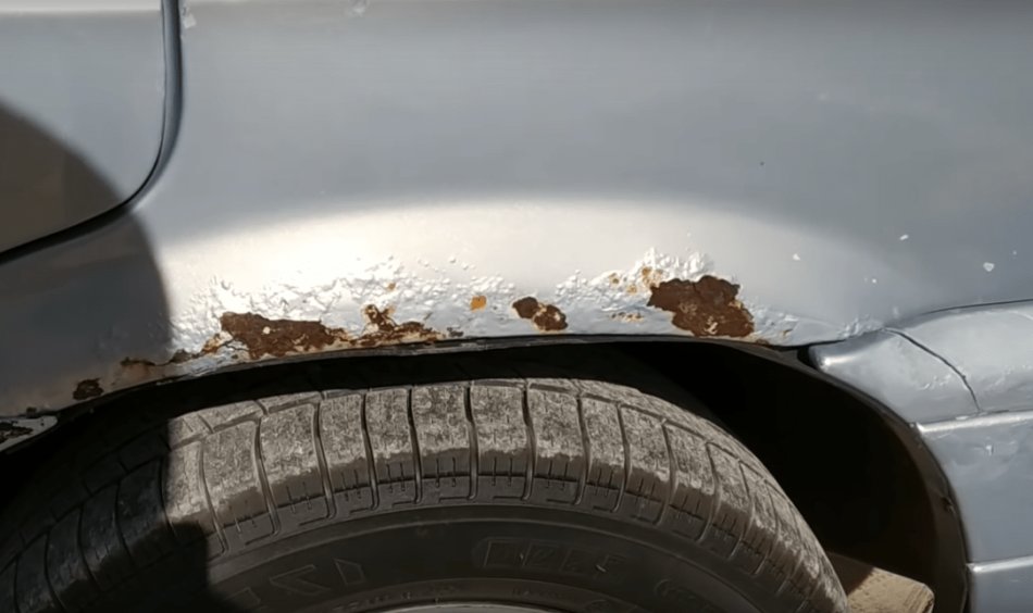 Quanto sono pericolosi i «funghi» sulla carrozzeria di un’auto?